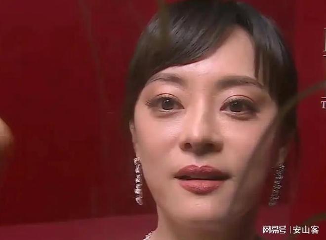 签吓坏杨幂不敢露脸只有赵今麦扛住了！九游会j9入口登录新版芭莎之夜被镜头(图2)