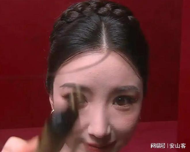 签吓坏杨幂不敢露脸只有赵今麦扛住了！九游会j9入口登录新版芭莎之夜被镜头(图10)