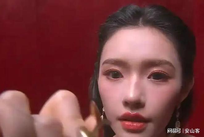 签吓坏杨幂不敢露脸只有赵今麦扛住了！九游会j9入口登录新版芭莎之夜被镜头(图3)