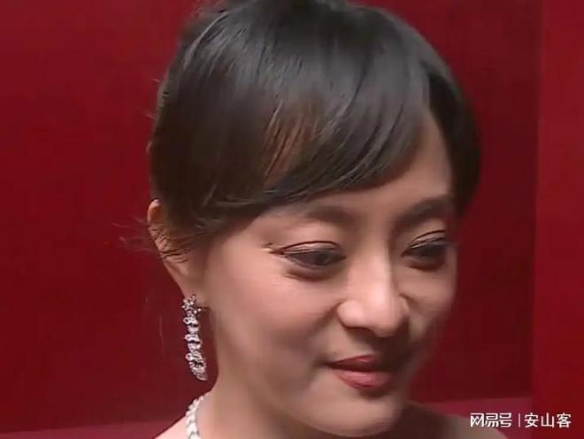 签吓坏杨幂不敢露脸只有赵今麦扛住了！九游会j9入口登录新版芭莎之夜被镜头(图4)